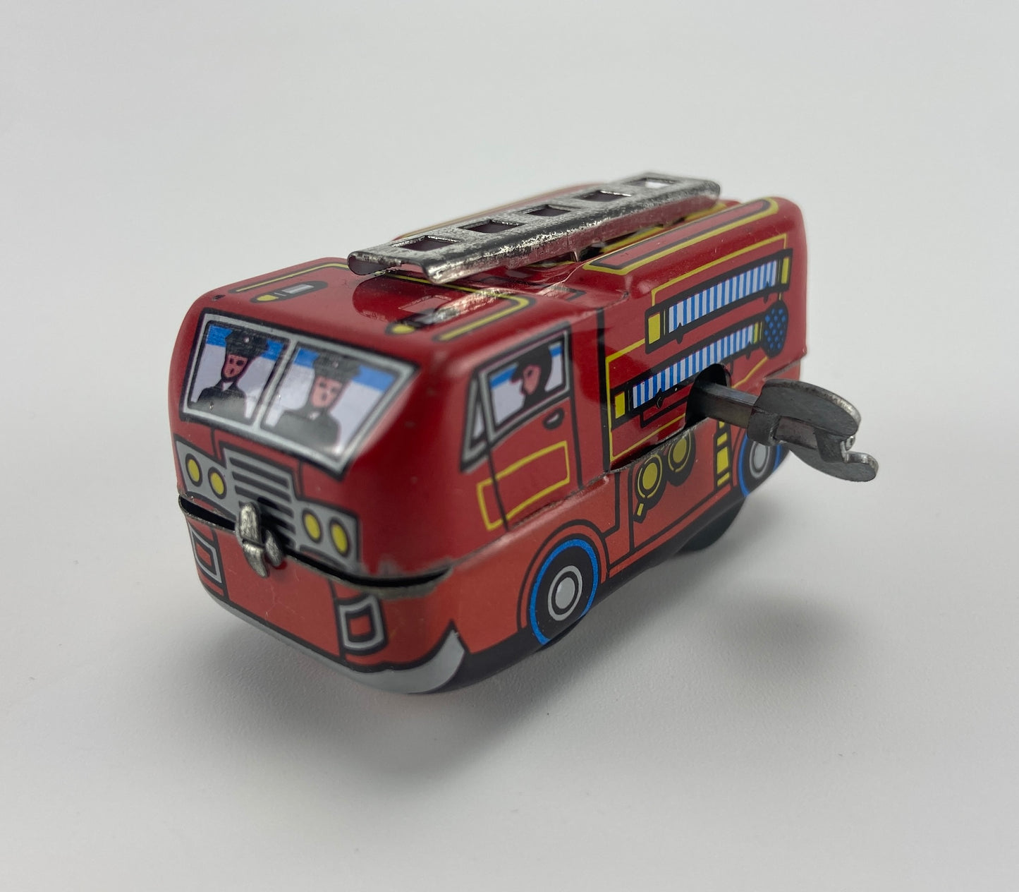 Carro dos bombeiros em folha de metal