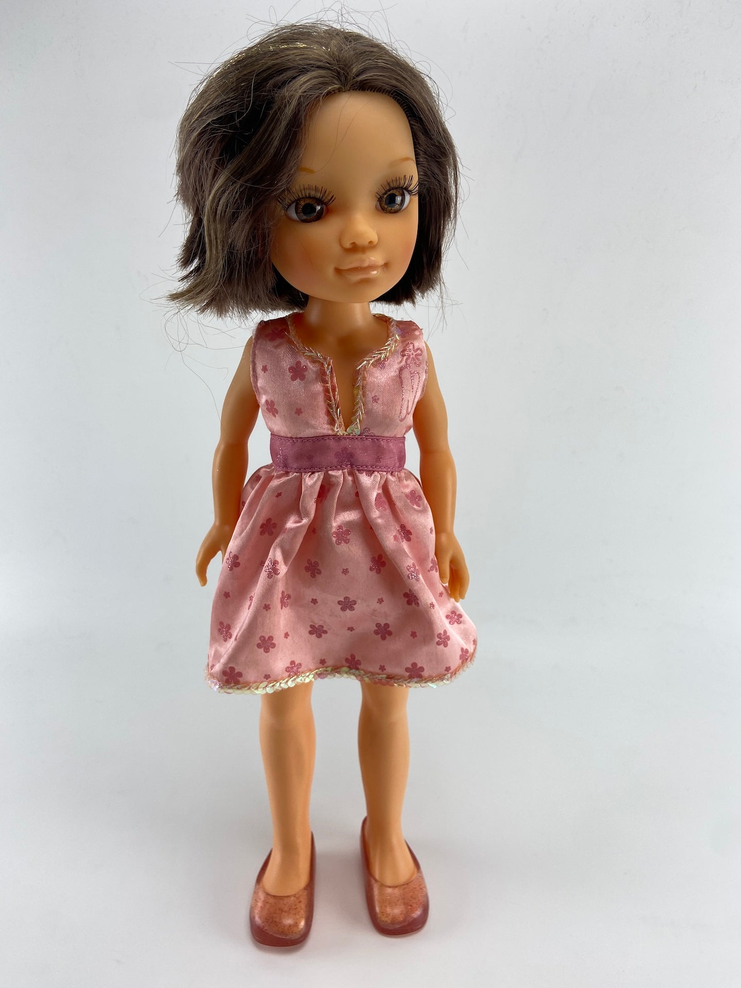 FAMOSA Nancy Gold Morena + vestido