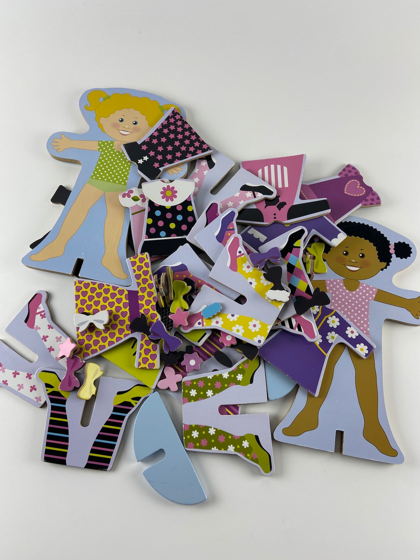 MELISSA & DOUG Set de bonecas com vestidos magnéticos