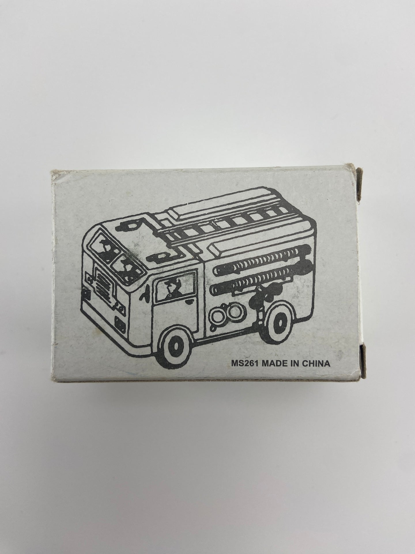 Carro dos bombeiros em folha de metal