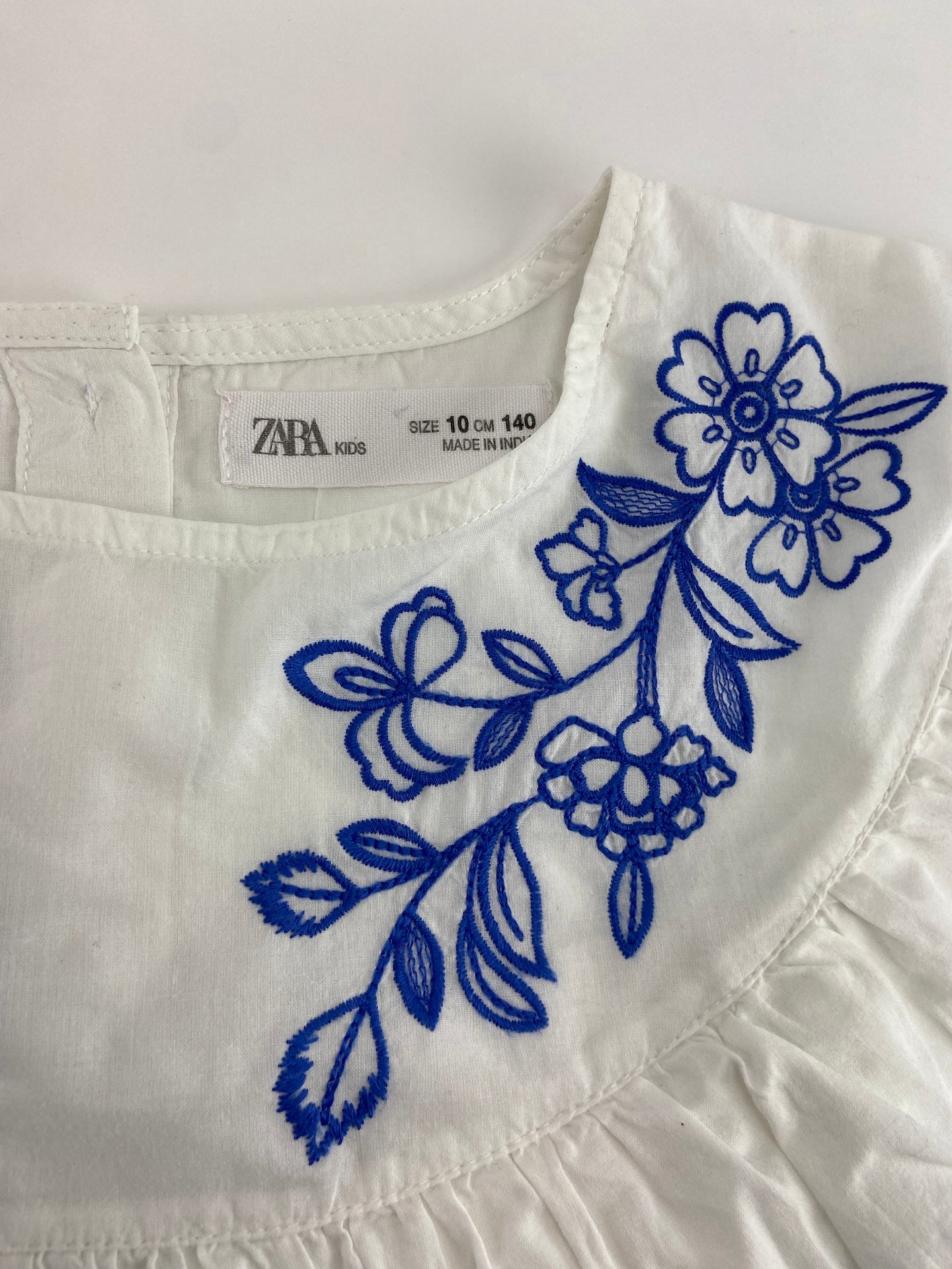 ZARA Túnica com gola bordada.