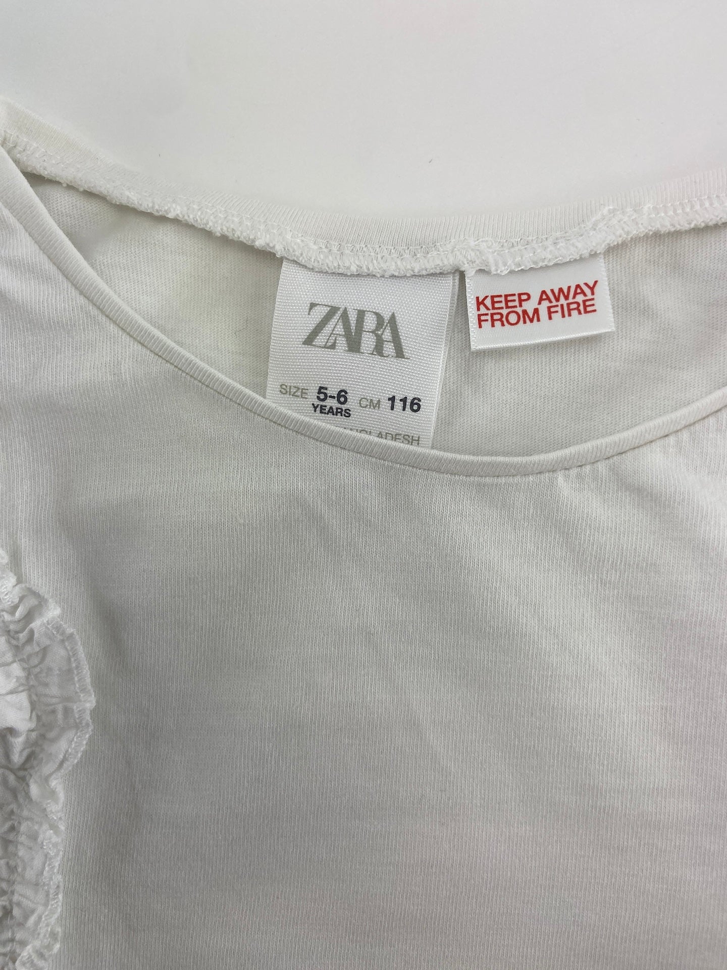 ZARA Top com folho nas mangas
